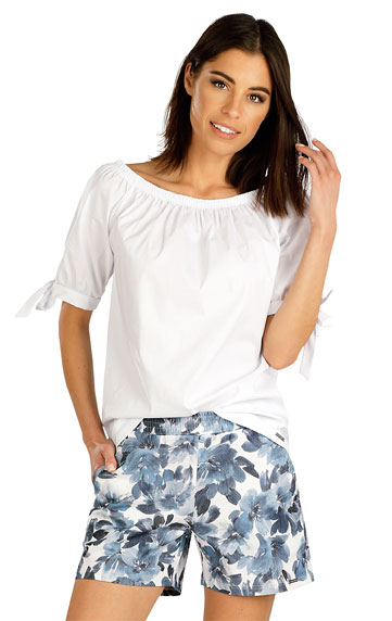 Women´s blouse with short sleeves.