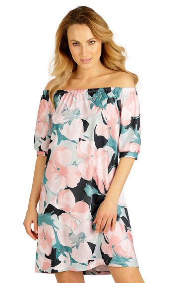 Women´s dress with short sleeves.