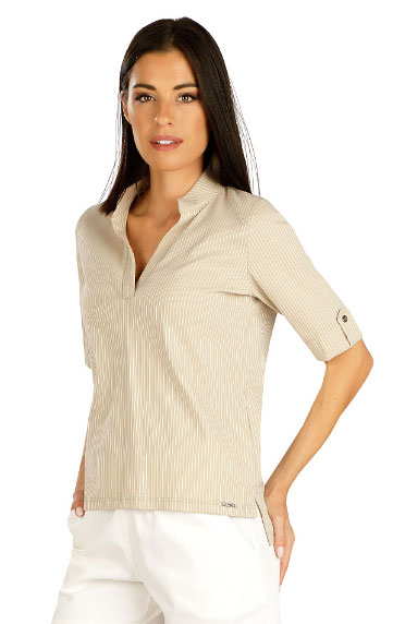 Women´s blouse with short sleeves.