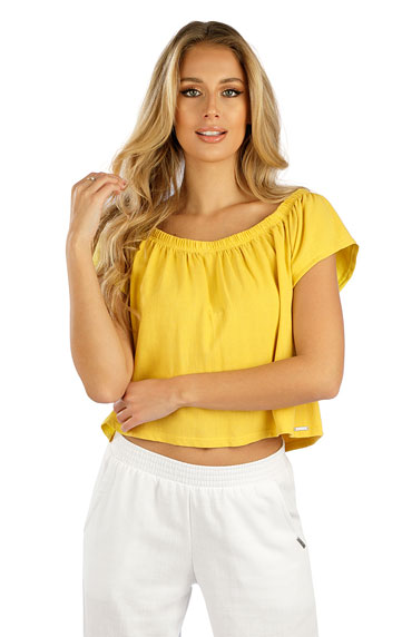 Women´s blouse with short sleeves.