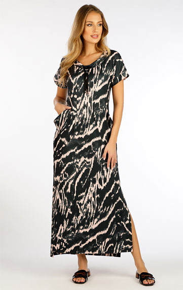 Women´s dress with short sleeves.