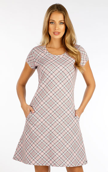 Women´s dress with short sleeves.