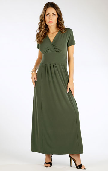 Women´s long dress with short sleeves.