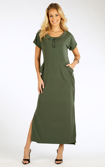 Women´s long dress with short sleeves.