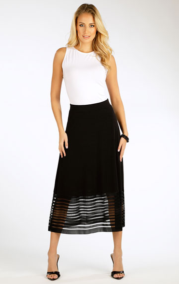 Women´s skirt below the knees.