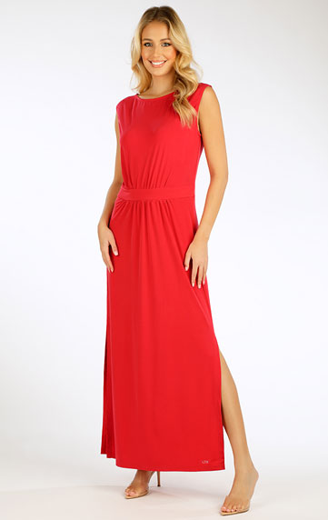 Woman´s long sleeveless dress.