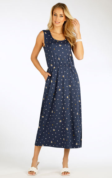 Woman´s long sleeveless dress.