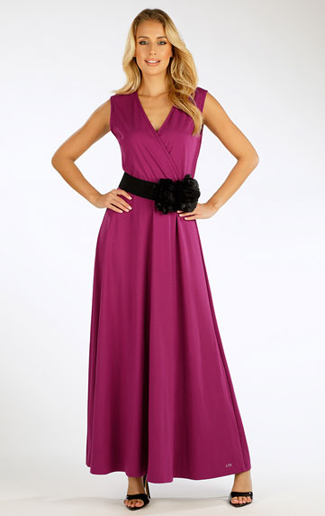 Woman´s long sleeveless dress.