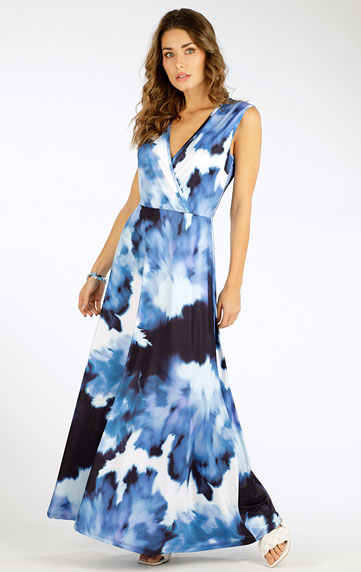 Woman´s long sleeveless dress.