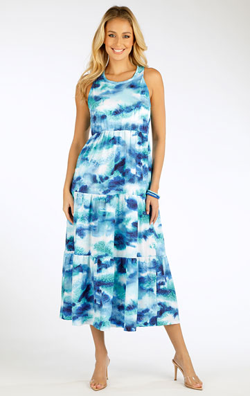 Woman´s long sleeveless dress.