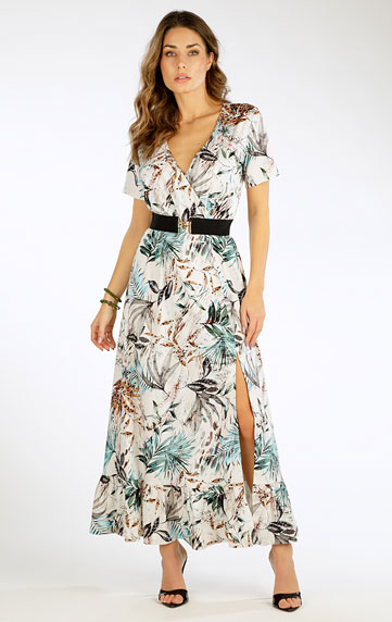 Women´s long dress with short sleeves.