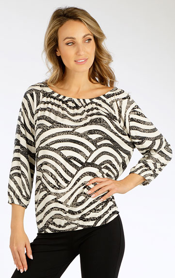 Blouse with exposed shoulders.