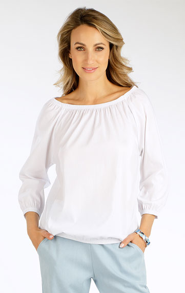 Blouse with exposed shoulders.