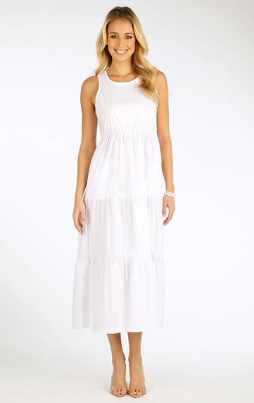 Woman´s long sleeveless dress.