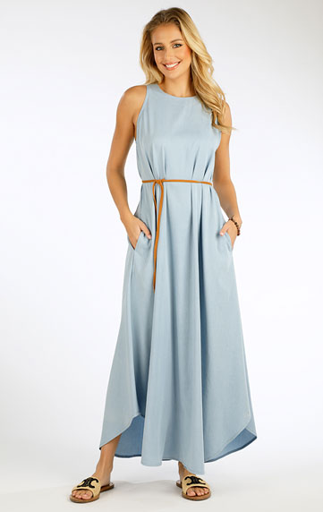 Woman´s long sleeveless dress.