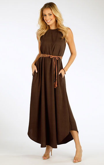 Woman´s long sleeveless dress.
