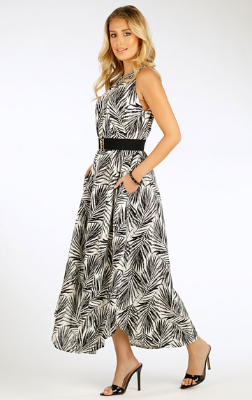 Woman´s long sleeveless dress.
