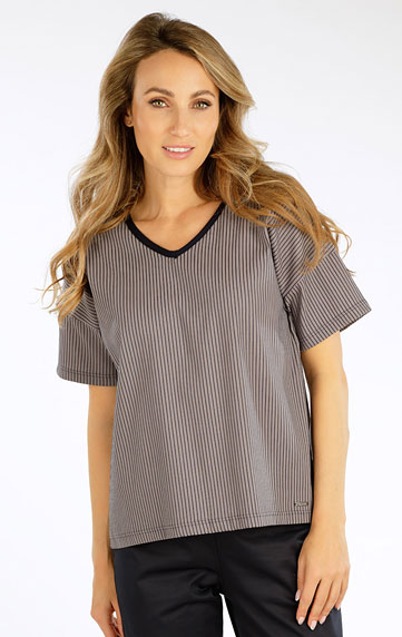 Women´s blouse with short sleeves.