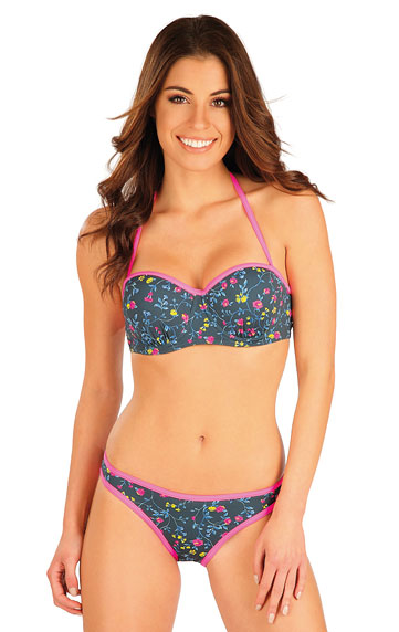 Low waist bikini bottoms.