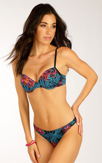 Low waist bikini bottoms.