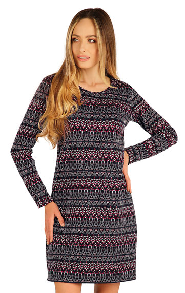 Women´s dress with long sleeves.
