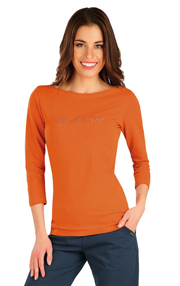 Women´s shirt with 3/4 length sleeves.