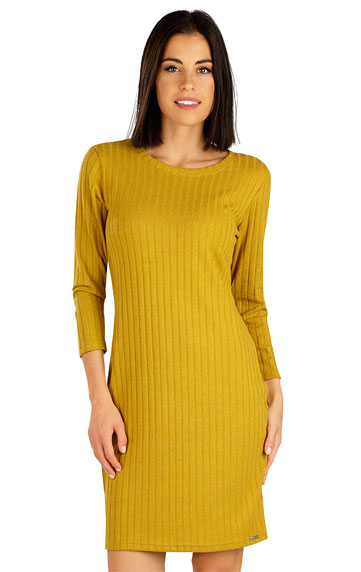 Women´s dress with 3/4 length sleeves.