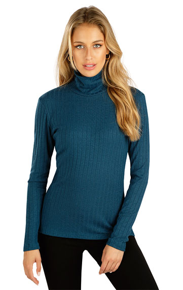 Women´s  turtleneck with long sleeves.