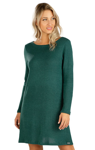Women´s dress with long sleeves.