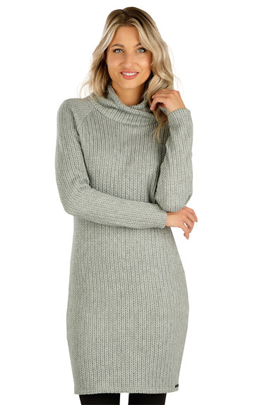 Women´s dress with long sleeves.