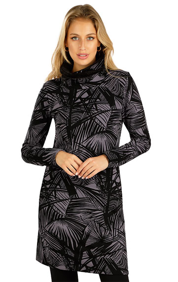 Women´s dress with long sleeves.