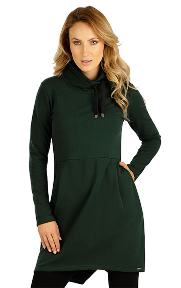 Women´s dress with long sleeves.