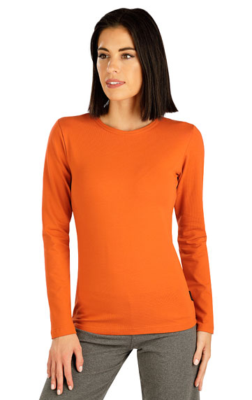 Women´s shirt with long sleeves.