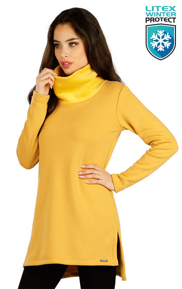 Women´s  turtleneck with long sleeves.