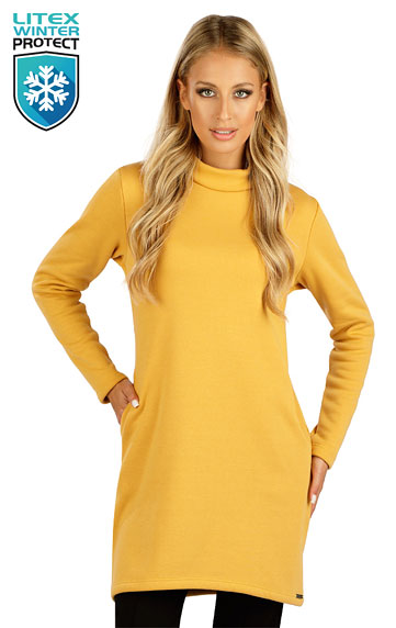 Kleid mit langen Ärmeln.