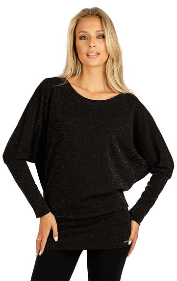 Women´s shirt with long sleeves.