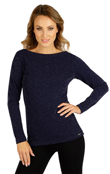 Women´s shirt with long sleeves.