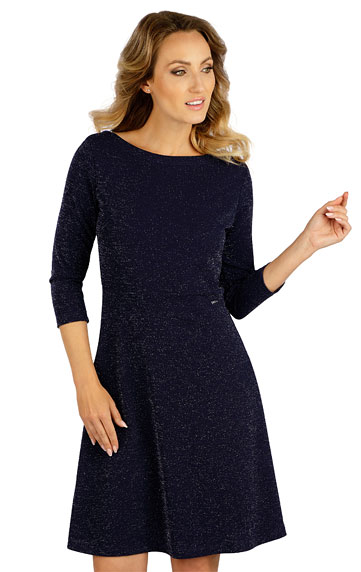 Women´s dress with 3/4 length sleeves.