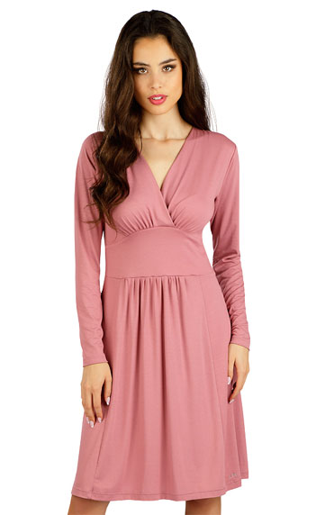 Women´s dress with long sleeves.