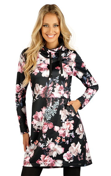 Women´s dress with long sleeves.