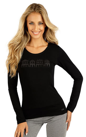 Women´s shirt with long sleeves.