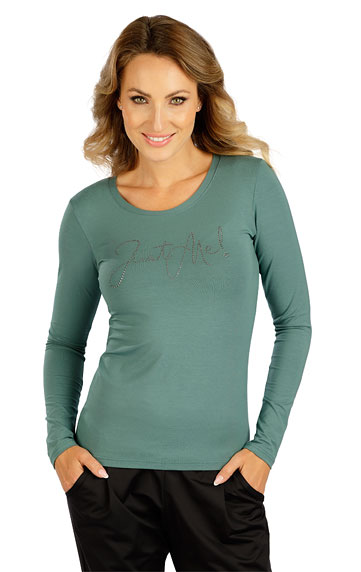 Women´s shirt with long sleeves.