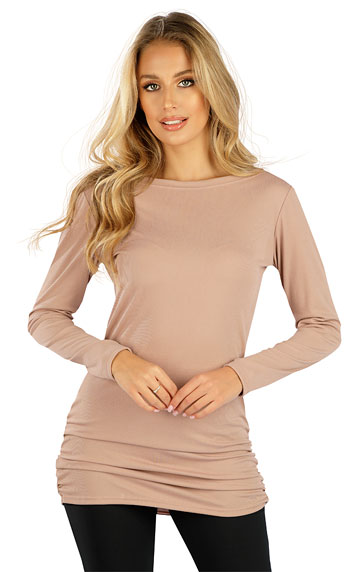 Women´s shirt with long sleeves.