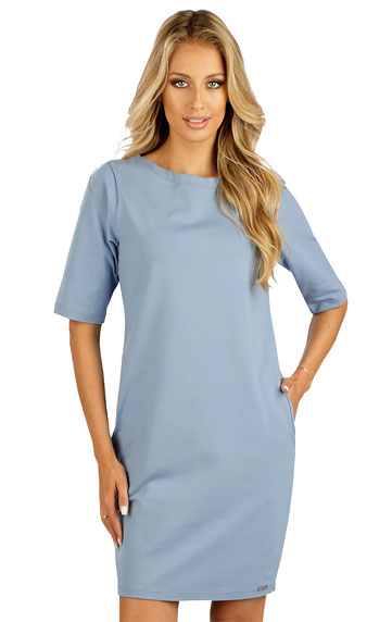 Women´s dress with short sleeves.