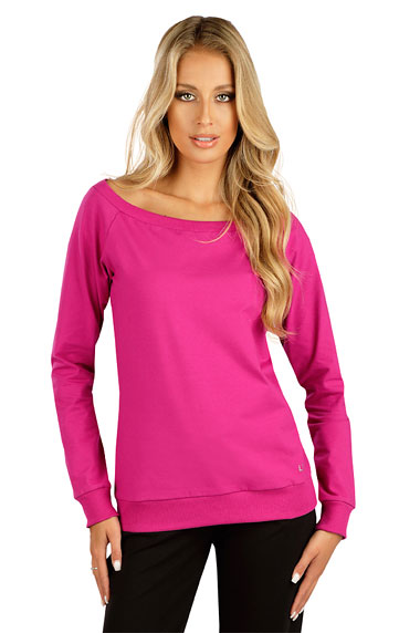 Women´s shirt with long sleeves.