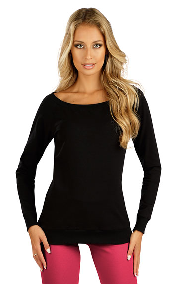 Women´s shirt with long sleeves.