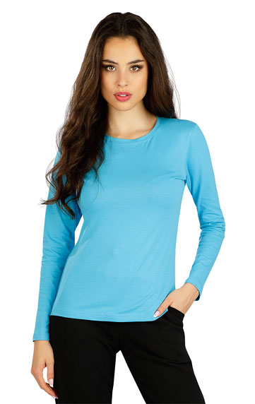 Women´s shirt with long sleeves.