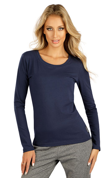 Women´s shirt with long sleeves.