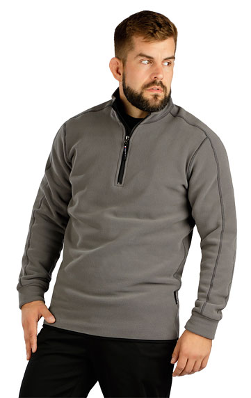 Men´s jumper with stand up collar.