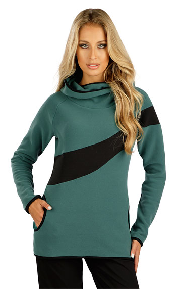 Women´s fleece sweatshirt.